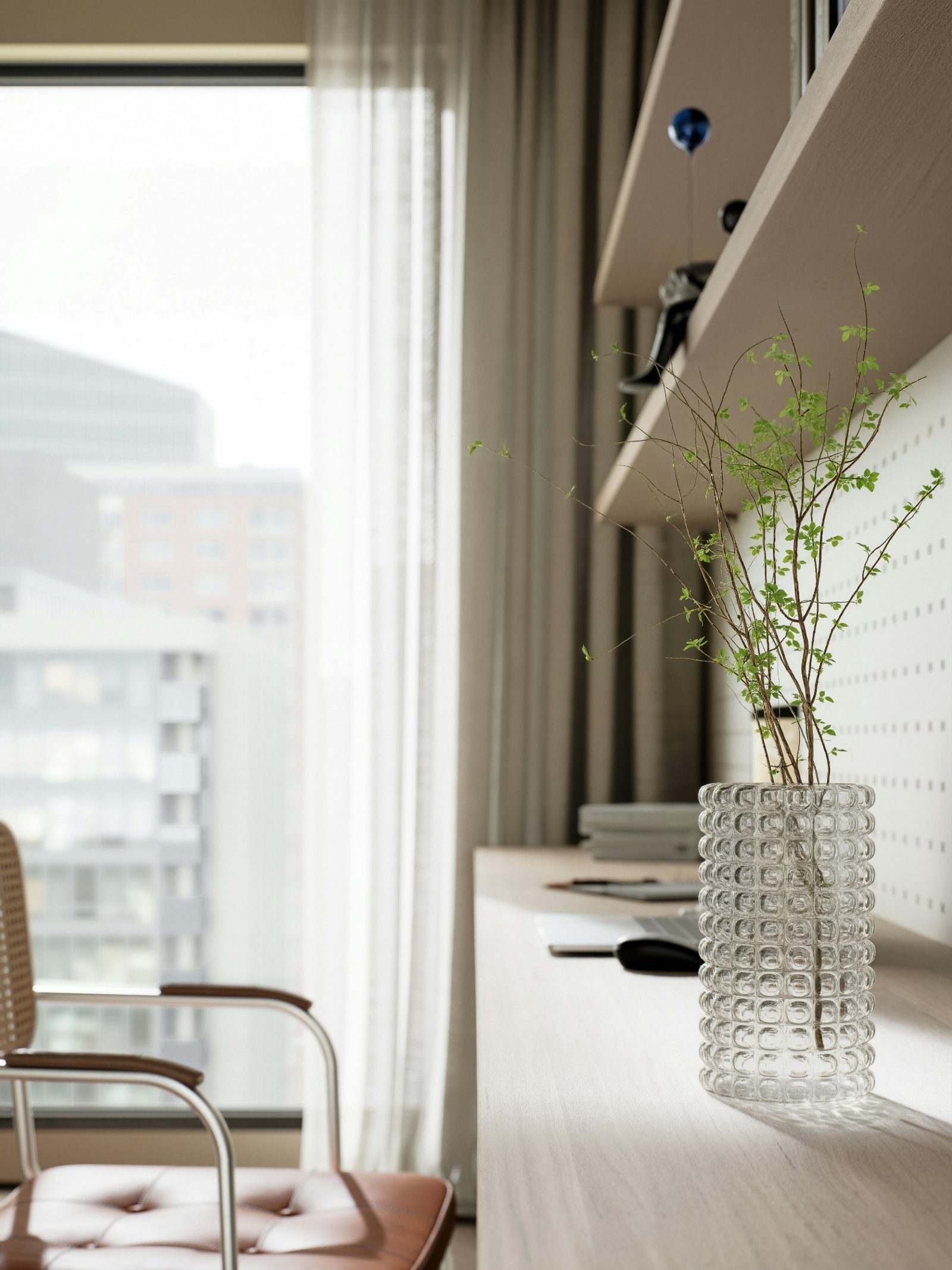 Interior residencial de referencia: diseño cálido y minimalista